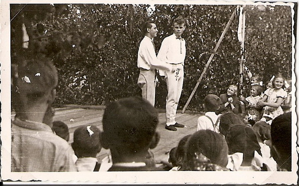 6: Jozef Lka a Anton Meiar uvdzaj folklr na hodovej zbave (asi rok 1958)