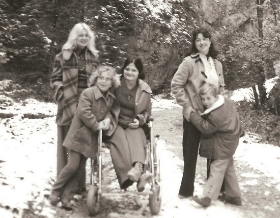 34: udka Mokr, Evka Mokr (dnes Mullerov), Silvia a Boris Pekrovci s maminou
