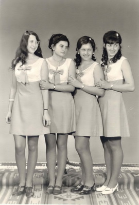 Družičky na svadbe Aničky Antonyovej (Gregorovej), Zdena Chudá, Viola Blahová (Pekárová), Mária Blahová (Gregorová) a Helenka Hromadová (Chudá)