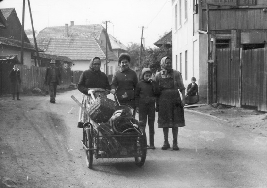 53: Za robotou - kopa zemiaky ili - Pavlna Vaov, Mria Vaov, Bohu a Milka Vaov (Pilkova sestra)...